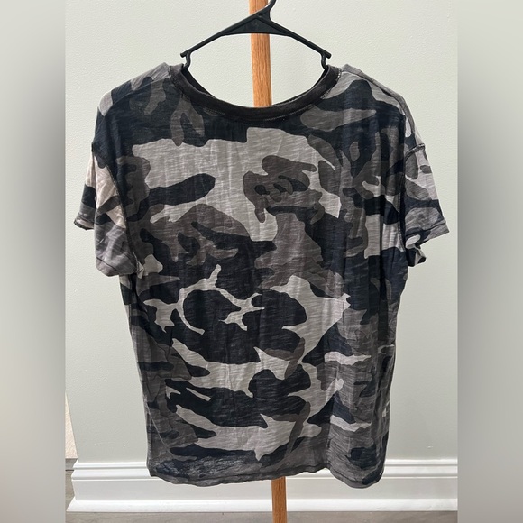 We The Free Black and Gray Short Sleeve Camo Tee Women’s sz Small - Picture 4 of 5